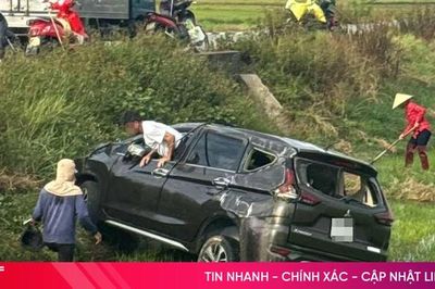 Ô tô 7 chỗ lao xuống ruộng sau va chạm xe mô tô phân khối lớn do người nước ngoài điều khiển