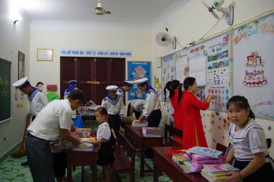 Vun đắp tình cảm gia đình vững bền nơi đầu sóng Trường Sa