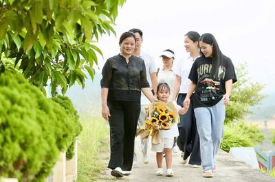 Ngày Gia đình Việt Nam (28/6): Nhiều gia đình dành thời gian trở về cội nguồn, vun đắp đạo hiếu