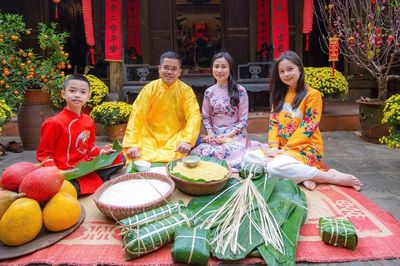 Mâm cơm đá ong và người phụ nữ neo giữ nếp nhà