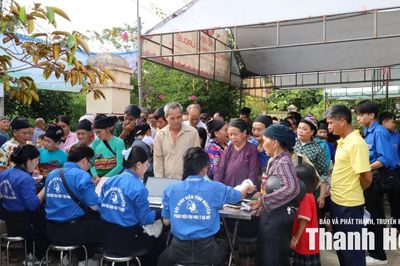 Khám bệnh, cấp phát thuốc miễn phí cho người dân xã Tam Lư