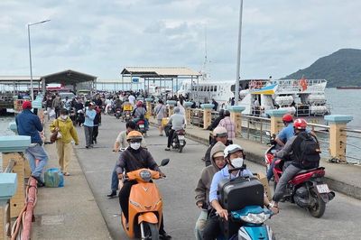 Người điều khiển mô tô, xe gắn máy, xe thô sơ kinh doanh vận chuyển hành khách, hàng hóa phải có biển hiệu, trang phục quy định