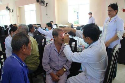 Khám bệnh, cấp thuốc miễn phí cho hơn 300 người dân xã biên giới Vĩnh Xương