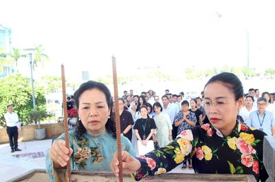 Đoàn đại biểu DANAFF IV - 2026 dâng hương tại Đài Tưởng niệm thành phố Đà Nẵng