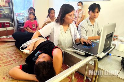 Hơn 500 trẻ em các xã: Cúc Phương, Thanh Sơn, Phú Long được khám, sàng lọc bệnh lý tim mạch miễn phí