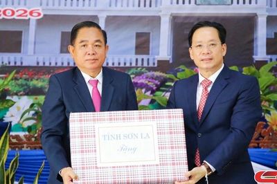 Bàn giao công trình nhà lớp học Trường Chính trị - Hành chính tỉnh U Đôm Xay