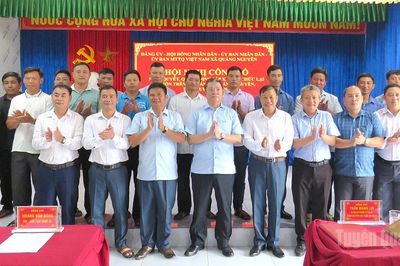 Trưởng ban Tuyên giáo và Dân vận Tỉnh ủy Trần Mạnh Lợi dự công bố quyết định sắp xếp thôn tại xã Quảng Nguyên