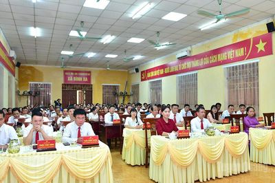 Đồng chí Nông Thị Bích Huệ dự công bố sắp xếp, tổ chức lại thôn tại xã Yên Nguyên và Bình Xa