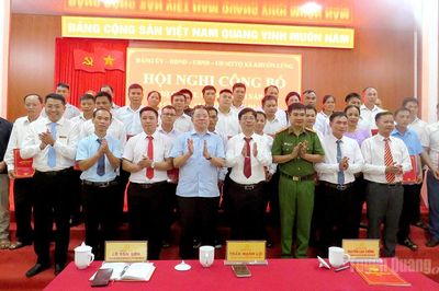 Đồng chí Trần Mạnh Lợi dự Hội nghị công bố sắp xếp, tổ chức lại thôn tại xã Khuôn Lùng