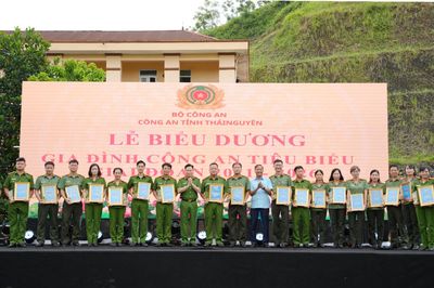 Biểu dương gia đình Công an tiêu biểu