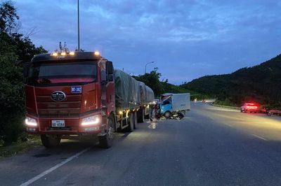 Hà Tĩnh: Ô tô tải tông vào đuôi xe đầu kéo dừng đỗ bên đường, phụ xe tử vong tại chỗ