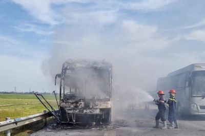 Xe khách bốc cháy trên cao tốc quốc lộ 45 - Nghi Sơn