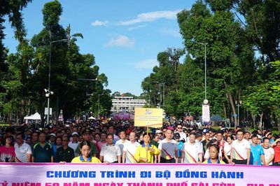 Hơn 5.000 người đi bộ đồng hành chào mừng 50 năm TP. Hồ Chí Minh vinh dự mang tên Bác