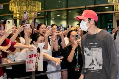 Tài tử Ji Chang-wook bịt khẩu trang kín mít tại sân bay Đà Nẵng