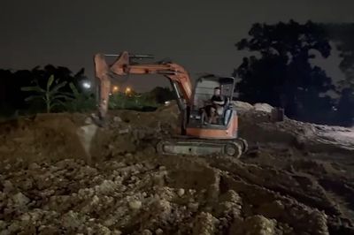 Xã Đông Anh: Ngăn chặn xe tải đổ trộm phế thải trong đêm