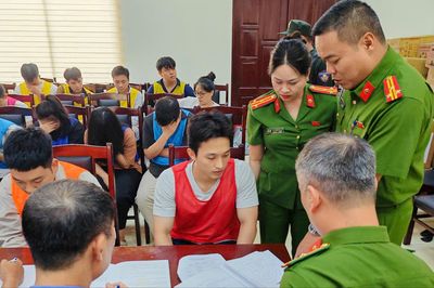 Người cao tuổi và bẫy hợp đồng kỳ nghỉ