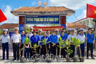 Lữ đoàn 175 trồng 20 cây bàng vuông tại Trường THCS Hàng Vịnh
