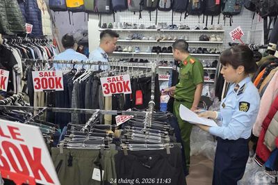Phát hiện hơn 2.600 sản phẩm nghi giả mạo Nike, Adidas, The North Face ở phố cổ Hà Nội