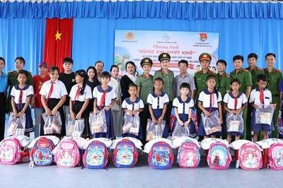 Công an An Giang trao 100 phần quà tặng học sinh vùng biên