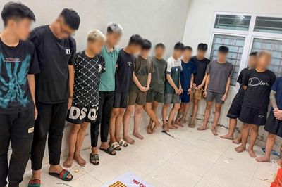 Bắt giữ 10 thanh thiếu niên mang hung khí rượt đuổi, hỗn chiến trên phố Hà Nội