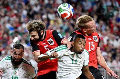 Algeria hòa Áo 3-3, loại Iran ở giây cuối cùng