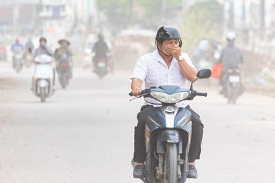 Bụi mù, bùn đất bủa vây cư dân quanh công trường kênh La Khê, Hà Nội