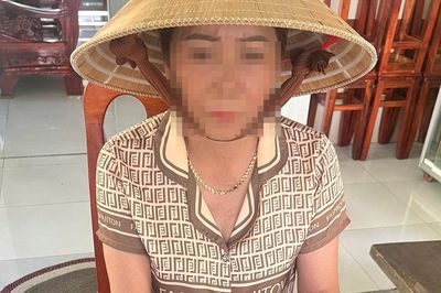 Người phụ nữ đang ghi số lô, số đề tại nhà thì bị bắt
