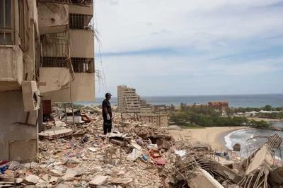 Giải cứu thành công người đàn ông và con trai khỏi đống đổ nát sau động đất ở Venezuela