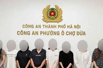 Bắt quả tang 8 thiếu nữ say sưa đánh bạc
