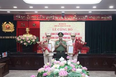 Công bố, trao Quyết định thăng cấp bậc hàm Đại tá đối với 2 đồng chí Trưởng phòng