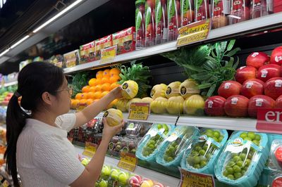 Giá trái cây ngoại ngày càng rẻ tràn ngập thị trường
