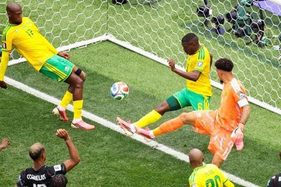 Nam Phi 0-0 Canada: Pha cứu thua trên vạch vôi