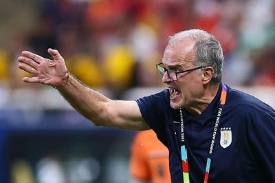 Bielsa tố cầu thủ Uruguay bỏ rơi mình