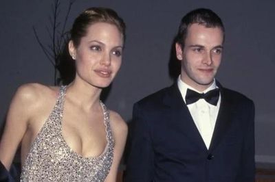 Chồng cũ Angelina Jolie ở tuổi 53