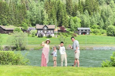 Gia đình Việt kể mùa hè khó tin ở Phần Lan, nửa đêm vẫn đi dạo ven hồ