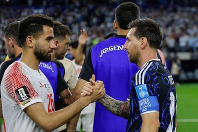 Bị loại khỏi World Cup, cầu thủ Jordan đồng loạt check-in với Messi