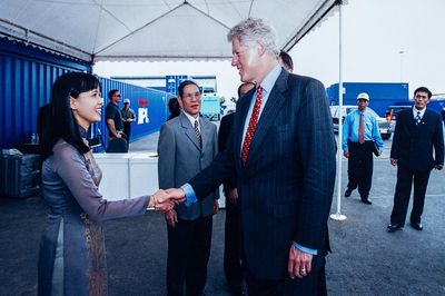 Nhiếp ảnh gia đứng cạnh Tổng thống Bill Clinton ở TP.HCM