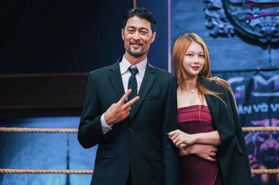 Johnny Trí Nguyễn tình tứ bên bạn gái tin đồn kém 24 tuổi