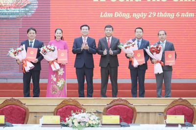 Lâm Đồng công bố và trao 10 quyết định điều động, bổ nhiệm cán bộ