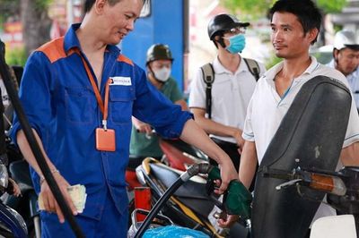 Giá xăng dầu hạ nhiệt: Nỗ lực của Chính phủ và trách nhiệm của doanh nghiệp, người dân