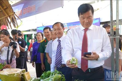 [Ảnh] Đồng Tháp: Nhộn nhịp trưng bày, trình diễn mô hình, giải pháp công nghệ