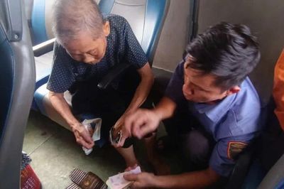 Nghĩa cử nhân văn trên chuyến tàu SE11