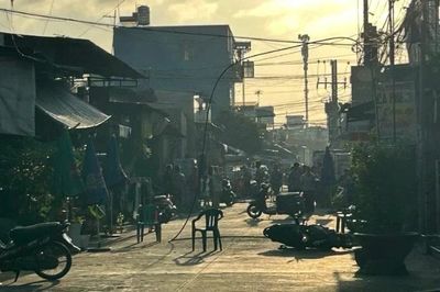 Đồng Nai: Đứt dây điện rơi xuống đường làm 2 người bị thương nặng