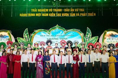 Áo dài khoe sắc trong không gian văn hóa xứ trà