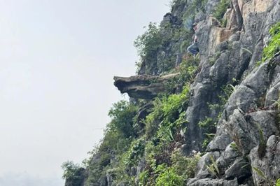 Tạm dừng đón du khách ở 'mỏm đá sống ảo'
