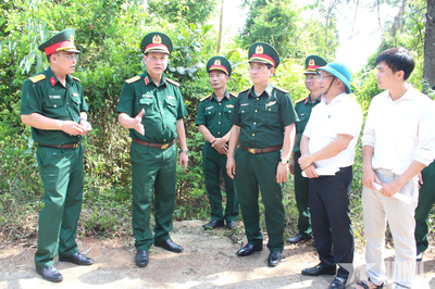 Tư lệnh Quân khu 5 kiểm tra vị trí quy hoạch doanh trại Trung đội Pháo Sơn Trà