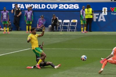 Oluwaseyi không thắng nổi thủ môn Williams, David cũng không vượt qua hậu vệ Mbokazi