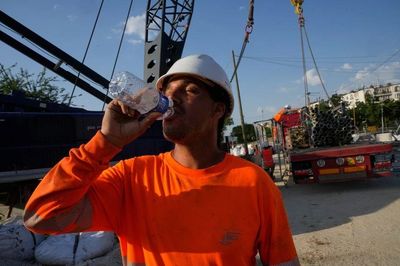 Số ca tử vong tăng mạnh trong đợt nắng nóng kỷ lục ở Pháp
