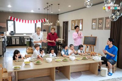 Buổi sáng tự lập đầu tiên tại nhà chung, các 'Anh trai' chăm 'cái đuôi nhỏ'