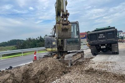 Thanh Hóa: Cầu vượt đường sắt Quốc lộ 45 sụt lún, bong tróc sau vài tháng đưa vào sử dụng
